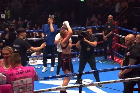 daniella hemsley flashes crowd uncensored|Kingpyn Boxing results: Daniella Hemsley flashes audience after。